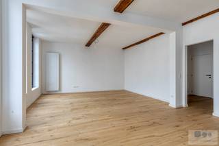 Op zoek naar een ruim en instapklaar appartement in het centrum van Lier?<br /><br />Dit volledig gerenoveerde appartement van maar liefst 112 m² combineert ruimte, licht en energiezuinigheid op een topligging, vlakbij de Grote Markt.<br /><br />De lichtrijke leefruimte met authentieke elementen zoals parket en zichtbare balken zorgt voor een warme en aangename woonbeleving. Aansluitend bevindt zich de geïnstalleerde keuken.<br /><br />Het appartement beschikt over 2 volwaardige slaapkamers, een moderne badkamer met inloopdouche, apart toilet en een praktische berging.<br />Achteraan geniet u van een aangenaam terras met gunstige oriëntatie, ideaal om in alle rust te ontspannen.<br /><br />Dankzij het EPC label A (95 kWh/m² jaar), conforme elektriciteit en asbestveilige toestand is dit appartement volledig toekomstgericht en zonder zorgen.<br /><br />Extra comfort: recht tegenover het appartement bevindt zich een overdekte en afgesloten parkeerplaats, die optioneel kan worden aangekocht of gehuurd. Een bijzonder interessante meerwaarde op deze centrale locatie.<br /><br />Gelegen op wandelafstand van winkels, horeca en openbaar vervoer, biedt dit appartement het perfecte evenwicht tussen rust, ruimte en stadsleven.