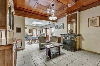 <p>Voor meer info of een bezoek, bel 053 59 49 33 - In een rustige doodlopende straat te Denderhoutem bevindt zich deze te renoveren halfopen bebouwing met tal van mogelijkheden. De woning geniet van een gunstige ligging op een boogscheut van winkels, scholen en openbaar vervoer, met bovendien een vlotte verbinding naar de E40 op slechts enkele minuten rijden. Het pand biedt, mits de nodige renovatiewerken, een uitstekende basis voor wie op zoek is naar ruimte en potentieel. Een absolute troef is de <strong>zijdelingse grond</strong>, die diverse <strong>uitbreidingsmogelijkheden</strong> biedt. Mits afbraak van de bestaande garage kan hier zelfs een bijkomende<strong> bouwgrond</strong> gecreëerd worden (onder voorbehoud van stedenbouwkundige vergunning). De indeling op het gelijkvloers omvat een leefruimte met salon, eetplaats, een ruime leefkeuken, een badkamer met toilet, een berging en een garage. Op de eerste verdieping bevinden zich een nachthal en twee volwaardige slaapkamers. Via een vaste trap bereikt men het zolderverdiep, waar bijkomende kamers kunnen ingericht worden. Verder beschikt de woning over een droge kelder, een terras, een berghok en een ruime tuin, wat het geheel compleet maakt voor wie op zoek is naar een renovatieproject met toekomstperspectief. Buitenschrijnwerk in hout dubbele en enkele beglazing - Regenput met pomp - <strong>Vernieuwd dak</strong> met pannen - Kachel op stookolie.</p>