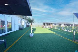 Deze vastgoedopportuniteit in het Mammoet Center te Roeselare betreft een geheel van loodsen, momenteel verhuurd, gecombineerd met een aansluitend perceel bouwgrond van 877 m² bestemd voor residentiële ontwikkeling.<br /><br />Het eigendom maakt deel uit van een dynamisch en commercieel bedrijventerrein met diverse ondernemingen en winkels, wat zorgt voor een uitstekende zichtbaarheid en een vlotte bereikbaarheid. Bovendien zijn er ruime parkeermogelijkheden aanwezig.<br /><br />Het aangrenzende perceel bouwgrond biedt ontwikkelingspotentieel voor de realisatie van één of twee woningen, afhankelijk van de geldende stedenbouwkundige voorschriften.
