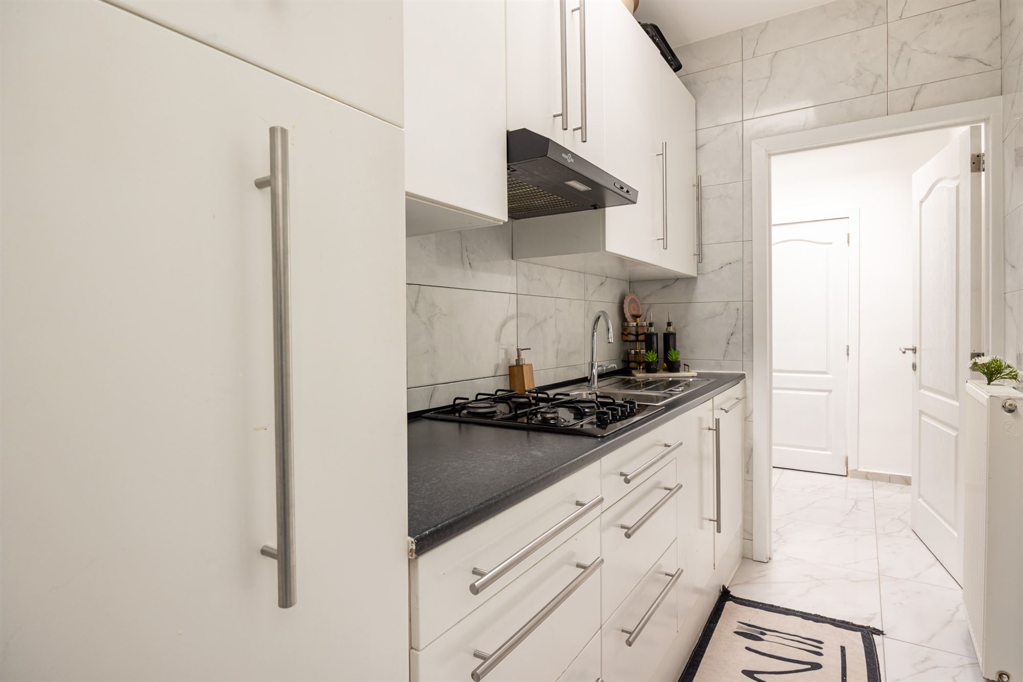 Gerenoveerde woning met drie slaapkamers en terras - foto 4