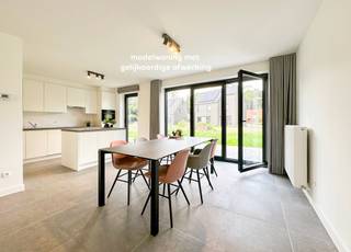 <p><strong>Lot 5 is een open bebouwing op een perceel van 272 m² en heeft een bewoonbare oppervlakte van 129 m². De gelijkvloerse verdieping beschikt over een ruime leefruimte met een open keuken, een berging en een gastentoilet . Vanuit de keuken is er directe toegang tot het terras en de privétuin. Op de eerste verdieping bevinden zich drie ruime slaapkamers en een badkamer, voorzien van een ligbad, douche, dubbel lavabomeubel en toilet. De woning heeft een vlizo-trap naar de zolderruimte. Buiten is er nog een mooi aangelegde tuin, carport en tuinberging.</strong><br /><br />Het <strong>nieuwbouwproject Dorpsloop</strong> bestaat uit <strong>5 bijna-energieneutrale woningen</strong> met een <strong>E-peil van maximum 10</strong>. Elke woning beschikt over <strong>3 slaapkamers</strong> en een bewoonbare oppervlakte tussen <strong>123 m² en 136 m²</strong>, gelegen op <strong>percelen van 195 m² tot 397 m²</strong>. Alle woningen zijn voorzien van een <strong>tuin</strong>, <strong>carport</strong> en een <strong>tuinberging.</strong></p>
<p><strong>Mooi wonen in Halle-Zoersel</strong></p>
<p><strong>Dorpsloop</strong> bevindt zich in een <strong>autoluwe nieuw aangelegde straat</strong> in <strong>Halle-Zoersel</strong>, een deelgemeente van Zoersel die bekendstaat om haar <strong>gezellige dorpssfeer</strong> en uitstekende ligging. Op korte afstand bevinden zich <strong>winkels, scholen, horeca</strong> en ontspanningsmogelijkheden. Dankzij de <strong>rustige ligging</strong> én de nabijheid van voorzieningen, biedt deze locatie het perfecte evenwicht tussen comfort en levenskwaliteit.</p>
<p><strong>Ruimte &amp; comfort</strong></p>
<p>Elke woning in <strong>Dorpsloop</strong> telt <strong>drie slaapkamers</strong> en een <strong>volledig uitgeruste badkamer</strong> met <strong>ligbad</strong>, <strong>inloopdouche</strong>, <strong>dubbel lavabomeubel</strong> en <strong>toilet</strong>. De <strong>open leefruimte</strong> sluit naadloos aan op de eetkamer en de <strong>volledig ingerichte keuken</strong>, wat zorgt voor een vloeiend geheel en een aangenaam ruimtegevoel. Dankzij grote raampartijen geniet je van veel natuurlijk licht en een directe verbinding met de tuin.</p>
<p>Elke woning beschikt over een <strong>carport</strong>, een <strong>tuinberging</strong>, en een privatieve <strong>tuin</strong>, ideaal voor wie houdt van buitenleven in een groene en rustige omgeving.</p>
<p><strong>Duurzaamheid en energiezuinigheid</strong></p>
<p>De <strong>nieuwbouwwoningen in Dorpsloop</strong> worden gebouwd met het oog op een duurzame toekomst. Ze zijn uitgerust met <strong>vloerverwarming</strong> op basis van een <strong>lucht-waterwarmtepomp</strong>, ondersteund door <strong>zonnepanelen</strong>. Dit systeem garandeert een <strong>hoog wooncomfort</strong>, lagere energiekosten en een lage milieu-impact. Regenwater wordt opgevangen via een <strong>regenwaterput</strong>, wat bijdraagt aan een efficiënte waterhuishouding.</p>
<p><strong>Beschermd als koper</strong></p>
<p>De verkoop van <strong>Dorpsloop</strong> geschiedt onder de <strong>Wet Breyne</strong>. Dit garandeert de koper uitgebreide bescherming en ontneemt alle risico’s. U betaalt in schijven naarmate de werken vorderen.</p>
<p></p>