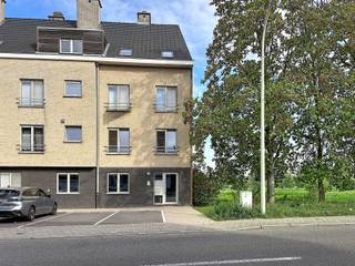 <p><span>In een modern en verzorgd gebouw in Boom vinden we dit aangename duplexappartement, een ideale kans voor wie op zoek is naar een </span><strong><span>betaalbaar eerste appartement</span></strong><span> of een </span><strong><span>vlot verhuurbare investering</span></strong><span>.</span></p>
<p><span>Het appartement beschikt over een praktische indeling en biedt mits enkele schilderwerken de mogelijkheid om er naar eigen smaak een gezellige thuis van te maken.</span></p>
<p><span>Op de eerste verdieping komen we binnen in de inkomhal met </span><strong><span>gastentoilet</span></strong><span>. De woonkamer geniet van een aangename leefruimte met </span><strong><span>deels open keuken</span></strong><span>, aansluitend is er een handige </span><strong><span>berging/stookplaats</span></strong><span>.</span></p>
<p><span>Op de verdieping bevinden zich </span><strong><span>twee slaapkamers</span></strong><span> en de </span><strong><span>badkamer</span></strong><span>.</span></p>
<p><span>Een belangrijke extra troef is de </span><strong><span>privatieve garagebox</span></strong><span>, waardoor parkeren of extra bergruimte verzekerd is. Daarnaast kunnen de bewoners gebruikmaken van de </span><strong><span>gemeenschappelijke tuin</span></strong><span>, een aangename bijkomende buitenruimte.</span></p>
<p><span>Dankzij het </span><strong><span>gunstige EPC</span></strong><span> blijven ook de energiekosten onder controle.</span></p>
<p><strong><span>Een interessante opportuniteit voor starters én investeerders:</span></strong><span> met wat opfriswerken maak je hier een leuk en comfortabel appartement van, terwijl de combinatie van twee slaapkamers, garage en tuin zorgt voor een goede verhuurbaarheid.<br /></span></p>
<p><strong><span>Troeven:</span></strong></p>
<ul>
<li><span>Duplexappartement in modern gebouw</span></li>
<li><span>Twee slaapkamers</span></li>
<li><span>Woonkamer met deels open keuken</span></li>
<li><span>Praktische berging/stookplaats</span></li>
<li><span>Gastentoilet</span></li>
<li><span>Privatieve garagebox</span></li>
<li><span>Gemeenschappelijke tuin</span></li>
<li><span>Gunstig EPC</span></li>
<li><span>Ideaal als eerste eigen woning</span></li>
<li><span>Interessant als verhuurinvestering</span></li>
<li><span>Mits schilderwerken volledig naar eigen smaak in te richten</span></li>
</ul>
<p><strong><span>Interesse?</span></strong><span> Neem gerust contact met ons op voor meer informatie of een bezoek ter plaatse.</span></p>
<p><span></span></p>