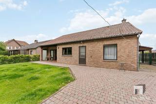 <p><span>Ruimte, ligging</span><span> </span><span>én een prima verzorgde woning met tuin: deze charmante fermette (1988) in een rustige verkaveling van Geetbets heeft het allemaal. Je woont hier vlak bij het centrum, maar tegelijk heerlijk groen en kalm met achteraan een extra troef, de tuin geeft uit op de fietsroute IJzerenweg, die aansluit op de Fruitroute richting Limburg. Ideaal om te fietsen of te wandelen, gewoon… vanuit je achterdeur.</span></p><p><span><br /></span><span>De woning biedt vandaag</span><span> </span><span>± 160 m² woonoppervlakte op het gelijkvloers met een praktische indeling en 2 ruime slaapkamers beneden. Perfect voor wie gelijkvloers wil wonen, of wie graag een slaapkamer en bureau beneden heeft.</span></p><p><span>Daarnaast is er een indrukwekkend zolderniveau van ± 100 m² extra potentieel. Via de trap vanuit de inkomhal kan je hier, mits inrichting, meerdere (tot 3) bijkomende kamers creëren: extra slaapkamers, hobbyruimte, bureau, logeerkamers… Jij kiest.</span><span><br /></span><span>Met isolatie van het dak en afwerking van de zolderverdieping haal je vlot C-score EPC. </span><span><br /></span><span>Mooie, niet te grote tuin met practisch tuinhuis</span><span> </span></p><p><span>Parkeren is ook geen enkel probleem: inpandige garage én plaats voor 2 wagens vooraan.</span></p><p><span>Troeven in één oogopslag</span><span> <br /></span><span>Fermette/landhuisstijl (bouwjaar 1988)  </span><span><br /></span><span>Rustige verkaveling + vlak bij centrum Geetbets  </span><span><br /></span><span>± 160 m² gelijkvloers met 2 ruime slaapkamers  </span><span><br /></span><span>Zolderniveau met ± 100 m² uitbreidingsruimte (mogelijkheid tot extra kamers)  </span><span><br /></span><span>Perceel ± 600 m² met prima verzorgde tuin  </span><span><br /></span><span>Achteraan uitgevend op IJzerenweg</span><span> </span><span>→ aansluiting op Fruitroute (Limburg)  </span><span><br /></span><span>Gasverwarming  </span><span><br /></span><span>Garage + 2 staanplaatsen</span><span> </span></p><p><span>Info &amp; bezoek (op afspraak):  </span><span><br /></span><span>Immo Diest – +32 13 31 25 22 – <span>info@immodiest.be</span></span><span>  </span><span><br /></span><span>Meer info: <span>https://immodiest.be/contact</span></span><span>  </span></p><p><span>Beter nog, bel mij op 0498 52 64 52 of mail naar jan.vanonckelen@immodiest.be.</span></p><p><span>Ik geef je een persoonlijke rondleiding. </span></p><p><span> </span></p><p><span> </span></p>