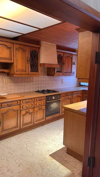 Située au 129 Mouscronstraat à Menen, cette propriété offre une base spacieuse pour ceux qui recherchent un bien avec un potentiel de...