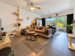 Op zoek naar een appartement waar je zonder werken meteen je intrek kunt nemen? Dit volledig gerenoveerde appartement op de tweede verdieping, gelegen aan de Duffelsesteenweg 104 in Lint, combineert een moderne uitstraling met het comfort van een instapklare woonst.<br /><br />Het appartement werd volledig gerenoveerd en is daardoor helemaal klaar voor zijn nieuwe bewoners. De vernieuwde afwerking zorgt voor een frisse en hedendaagse sfeer, terwijl de praktische indeling het geheel aangenaam en comfortabel maakt.<br /><br />Met twee slaapkamers biedt het appartement voldoende ruimte voor een gezin, een koppel met een extra kamer voor bureau of hobby, of voor wie gewoon graag wat extra ruimte heeft. De leefruimte vormt een aangename plek om te ontspannen en dankzij de verzorgde afwerking voelt de woning meteen als thuis.<br /><br />Ook de ligging in Lint is een mooie troef. Je woont op de Duffelsesteenweg met een vlotte verbinding naar de omliggende gemeenten en verschillende voorzieningen in de buurt. Zo combineert dit appartement comfortabel wonen met een praktische ligging.<br /><br />Vg-Wg-Gmo-Gvkr-Vv-EPC :  171 kWh/m<sup>2</sup> (Label B)<br />Waterinfo : P-Score = C, G-Score = A<br /><br />Dit is niet wat je zoekt ? Al gehoord van AANKOOPBEGELEIDING ?   Wij zoeken, bezoeken en onderhandelen mee met jou voor eigendommen die worden aangeboden door particulieren, andere makelaars of eigendommen die zelfs (nog) niet te koop staan?<br />Vraag meer informatie over aankoopbegeleiding via welkom@dehuisleverancier.be of 0489/069.000<br /><br />de Huisleverancier : Persoonlijk, voor iedereen Service, Kwaliteit en Vertrouwen !