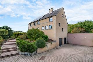 <p>In de rust van het dorp Bossut, in de onmiddellijke nabijheid van het centrum van Grez-Doiceau, verleidt deze mooie woning door haar royale volumes, haar comfort en een uitzonderlijke buitenruimte.</p>
<p>In het hart van de woning verenigt een immense open leefruimte de keuken, de eetkamer en een gezellige salon met een open haard — een lichtrijke en gezellige ruimte, bedacht voor het gezinsleven en om te ontvangen.</p>
<p>Op de verdieping biedt de woning drie slaapkamers en een badkamer, terwijl een mooi bureau, ingericht op een halve verdieping, eenvoudig als bijkomende slaapkamer kan dienen. De tweede verdieping onthult op haar beurt een ruim nachtgedeelte met een hal, een badkamer en de laatste slaapkamer — een mooi geheel, ruim en moduleerbaar naargelang de levensprojecten.</p>
<p>Buiten onthult de woning al haar charme. Een groot terras van 120 m² ontvouwt zich rond een vijver, wat een rustig en uniek kader creëert, en vervolgens, op een tweede niveau, nodigt een verwarmd zwembad op warmtepomp, eveneens omringd door zijn terras, uit tot ontspanning gedurende het hele mooie seizoen.</p>
<p>De woning beschikt ten slotte over een kelder over de volledige oppervlakte, met twee garages met elektrische poorten en twee kelders. Verschillende parkeerplaatsen vervolledigen nog het geheel.</p>
<p>Ruimte, lichtinval, comfort en een betoverende buitenruimte : een zeldzame gezinswoning, in een van de mooiste dorpen van de entiteit. EPC C.</p>