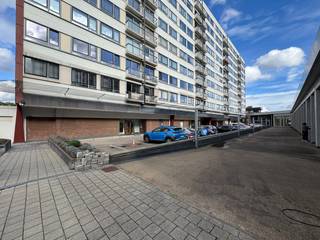 <strong>Te huur: Ruim appartement met veel lichtinval in Genk</strong><br /><br />📍 Winterslagstraat 33/59, 3600 Genk<br />🏢 5de verdieping<br /><br />Dit aangename appartement op de vijfde verdieping biedt een praktische indeling en veel natuurlijke lichtinval.<br /><br /><em><u>Indeling:</u></em><br />Inkomhal<br />Keuken <br />Ruime leefruimte met veel licht<br />3 slaapkamers<br />Badkamer met inloopdouche en enkele lavabo<br />🚫 Geen parking of kelderberging inbegrepen.<br /><br /><em><u>Financieel:</u></em><br />Huurprijs: €850 / maand<br />Algemene onkosten: €320 / maand<br />(voorschot voor water en verwarming)<br />Huurwaarborg: €2.550<br /><br />⚡ EPC: 165 kWh/m²/jaar – Label B<br /><br />Interesse in dit appartement? Neem gerust contact op voor meer informatie of een bezichtiging. Mailen kan naar briana@hermania.be