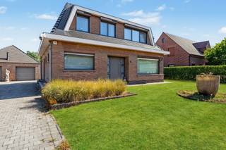 <p><span>Ruime gezinswoning met mooie tuin, magazijn en naastgelegen perceel bouwgrond (2.414m²)</span></p><p><span> </span></p><p><span>Dit betreft een unieke eigendom bestaande uit een instapklare woning, een opslag-/werkplaats van 120ml² + zolder en een naastgelegen perceel bouwgrond met veel mogelijkheden.</span></p><p><span>De woning is uitstekend gelegen vlakbij alle faciliteiten & verbindingswegen en grenst achteraan tevens aan een natuurlijk waterbekken hetgeen zorgt voor een schitterende woonbeleving.</span></p><p><span>De aangename woonsfeer met veel lichtinval, de prima staat van onderhoud en de mooi aangelegde tuin zijn slechts enkele van de vele voordelen.</span></p><p><span> </span></p><p><span>INDELING</span></p><p><span><br />Exterieur:</span></p><p><span> </span></p><p><span>Totale straatbreedte van ca. 37m.</span></p><p><span>Oprit naar de woning & opslagplaats afgesloten met automatische poort. </span></p><p><span>2e oprit, afgesloten met schuifpoort en dienst doende als extra parking (ook geschikt voor zwaardere vervoersmiddelen).</span></p><p><span>De 2e oprit en achterliggende grond = het perceel bouwgrond van de totaal eigendom.</span></p><p><span>Opslagplaats van ca. 120m² + zolder, geschikt voor diverse doeleinden zoals atelier, werkplaats,...</span></p><p><span>Mooi aangelegde tuin met terras en vijvertje.</span></p><p><span>Perceel achteraan grenzend aan mooi natuurlijk waterbekken.</span></p><p><span> </span></p><p><span>Interieur:</span></p><p><span> </span></p><p><span>Gelijkvloers: </span></p><p><span>Riante inkomhal.</span></p><p><span>Lichte woonkamer (41m²) met sierschouw.</span></p><p><span>Aparte keuken met plaats voor eettafel. </span></p><p><span>Sfeervolle veranda (35m²), grenzend aan zowel keuken als woonkamer en met veel interactie tot de tuin.</span></p><p><span>Berging, grenzend aan keuken en ook toegankelijk vanuit zij-inkom.</span></p><p><span>Apart toilet.</span></p><p><span> </span></p><p><span>1e verdieping:</span></p><p><span>3 slaapkamers.<br />4e slaapkamer/kinderkamer of bureau.</span></p><p><span>Badkamer met bad/douchecombinatie, lavabo en toilet.</span></p><p><span> </span></p><p><span>Zolder:</span></p><p><span>Ruime bergzolder.</span></p><p><span> </span></p><p><span>EXTRA</span></p><p><span>Unieke eigendom met zeer veel mogelijkheden.</span></p><p><span>Geschikt voor verschillende doeleinden.</span></p><p><span>Geafficheerde vraagprijs inclusief bouwgrond.</span></p><p><span>ALU ramen met dubbele beglazing.</span></p><p><span>Automatische rolluiken aanwezig.</span></p><p><span>Airconditioning aanwezig.</span></p><p><span>12 zonnepanelen.</span></p><p><span>CV via stookolie.</span></p><p><span> </span></p><p><span>In onberispelijke staat van onderhoud waardoor er geen dringende & noodzakelijke aanpassingen nodig zijn.</span></p><p><span>Schitterende locatie zowel met het oog op wonen als uitoefening zelfstandig beroep. </span></p><p><span>Vlakbij alle faciliteiten.</span></p><p><span>Zeer vlotte mobiliteit.</span></p><p><span> </span></p><p><span>Absolute topper in zijn klasse, contacteer ons voor meer informatie of een bezoek.</span></p><p><span> </span></p><p><span>Wg - Vg - Gvv - Gvkr - Gdv</span></p><p><span> </span></p><p><span> </span></p><p><span> </span></p>