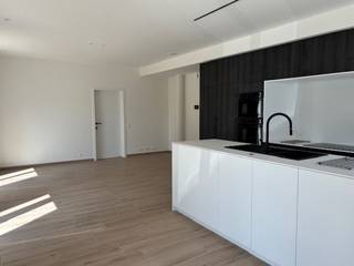 Luxueus gerenoveerd appartement dichtbij het strand en de winkels van Bredene Duinen.Het appartement bestaat uit een inkomhall, mooie living met...