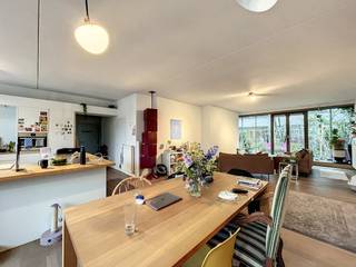 Helihaven | Prachtig gelijkvloers appartement met 3 slaapkamers en een uitzonderlijk grote tuin van ca. 120m², centraal gelegen aan de Helihavenlaan in Brussel.Dit lichtrijke appartement biedt een ruime leefruimte met een volledig uitgeruste open keuken, eetplaats en een comfortabele woonkamer met directe toegang tot de indrukwekkende privétuin. De ideale plek voor zomerse barbecues of ontspannende momenten met familie en vrienden.De woning beschikt over drie volwaardige slaapkamers met veel natuurlijke lichtinval. Verder zijn er twee moderne en goed uitgeruste badkamers (één met bad, één met douche). Ook een praktische wasruimte met aansluiting voor wasmachine is aanwezig.Het appartement is gelegen aan de Helihavenlaan, een toplocatie in de stad met gemakkelijke toegang tot openbaar vervoer, scholen, winkels en restaurants. Bovendien bevindt het zich op wandelafstand van het vernieuwde Kanal-Centre Pompidou, dat in november de deuren opent!Inclusief privéparkeerplaats met elektrische laadpaal in de ondergrondse garage.Provisie lasten: € 275 / maand (inclusief gebouw, water, onderhoud gasketel en jaarlijks onderhoud tuin)Beschikbaar: 1 juli 2026