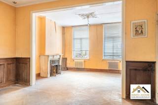Dit pand, renovatie project!, is gelegen in het centrum van Lochristi-Zeveneken, en vormt een mooie opportuniteit voor wie op zoek is naar een ruime woning met veel mogelijkheden om er een toekomstgericht pand met veel authentieke elementen in onder te brengen. Afbraak en opbouw appartementen wordt niet toegestaan door huidige eigenares! De statige inkomhal verdeelt het gelijkvloers in twee helften : aan de rechterkant bevindt zich een ruime leefruimte, en aan de linkerkant vinden we een bureelruimte en een doorgangsruimte die uitkomt in de keuken en bijkeuken. De verbondenheid met de grote tuin is sterk aanwezig, wat zeker een meerwaarde is bovenop de hoge plafonds. Op de eerste verdieping is er voorzien in vier grote slaapkamers en een badkamer, en daarbovenop is er nog een zee aan ruimte voor extra kamers. De robuuste dakstructuur vormt hier zeker een mooi begin van stijlvolle ruimtes. De grote tuin vormt een nog extra troef. De woning heeft heel veel liefde nodig, maar kan zeker omgevormd worden tot een heel mooi project. Inschrijven via mail naar stefan@immo-home.be, geen telefonische inschrijvingen! Volg ons op Fb en Insta. Voor meer info: www.immo-home.be. GRATIS SCHATTING & GRATIS FINANCIEEL ADVIES