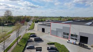 Entrepôt d'environ 577 m² situé sur une route d'accès très fréquentée à Hooglede. La propriété bénéficie d'une excellente accessibilité et...