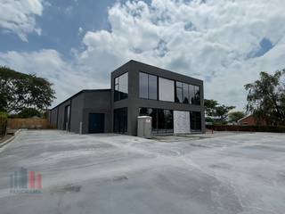 Veelzijdig nieuw te bouwen bedrijfsgebouw met een totale oppervlakte van 873 m² op een terrein van 1.989 m². het bedrijfsgebouw bestaat uit 738 m² magazijn/atelierruimte in combinatie met 135 m² kantoorruimte/showroom (67,50 m² op het gelijkvloers en 67,50 m² op de eerste verdieping). De magazijnruimte is toegankelijk via 2 sectionale poorten (4m x 4,20m en 2m x 2,20m) en voorzien van een centrale lichtstraat met geïntegreerde RWA luiken.<br /><br />Het bedrijfsgebouw wordt kwalitatief en duurzaam opgebouwd en zal bestaan uit een staalconstructie in combinatie met geïsoleerde silexbetonpanelen en geïsoleerde sandwichpanelen, dit zorgt naast een architecturale uitstraling ook voor isolatie en energie-efficiëntie. Zowel de niet verwarmde magazijnruimte als de kantoorruimte zullen instapklaar (voorzien van alle technieken) worden opgeleverd. <br /><br />Deze opportuniteit biedt talloze mogelijkheden voor verschillende bedrijfsactiviteiten op een uitstekende locatie. Gelegen op slechts 1 minuut rijafstand van de N36 met een vlotte verbinding naar de E403, via op- en afrit 6 Roeselare-Beveren.<br /><br />Op eigen terrein is er ruime parkeer- en manoeuvreerruimte met bijkomend 14 eigen parkeerplaatsen.<br />Oplevering is voorzien in Q4 - 2025.<br /><br />Contacteer PANORAMA B2B voor bijkomende (technische) inlichtingen, plannen of een vrijblijvend plaatsbezoek 0476 215 115.