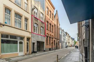 Ontdek dit gezellig 1-slaapkamerappartement te koop, rustig gelegen langs de Sint-Sebastiaanstraat te midden van het bruisende stadscentrum van Oostende. Dit pand geniet van een uitstekende locatie op wandelafstand van het Marie-Joséplein, het strand, het openbaar vervoer en tal van voorzieningen. Gevestigd in een kleinschalig gebouw met slechts twee appartementen, geniet u hier van alle troeven die de stad te bieden heeft.Indeling:- lichtrijke leefruimte - keuken voorzien van een gasfornuis met oven en een dubbele spoeltafel- nachthal- badkamer uitgerust met een lavabo en een ligbad voorzien van douchestang- volwaardige slaapkamer (14m²)- afzonderlijk toiletBovendien beschikt dit appartement over een handige, privatieve zolderruimte (15m²) op de derde verdieping, vlot te betreden via de gemeenschappelijke gang.Pluspunten:- kleinschalige residentie - geen syndicuskosten- absolute toplocatie - extra bergruimte dankzij de privatieve zolderBent u op zoek naar een gezellig appartement te koop te midden van het stadscentrum van Oostende? Contacteer ons snel voor een bezoek ter plaatse!Bestuursmaatregelen in het maatregelenregister: nee