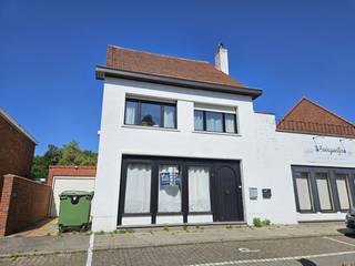 Nabij het centrum van Beerse vinden we deze praktische woning met een aangename indeling. Op het gelijkvloers beschikt de woning over een inkomhal, keuken, badkamer en achterhal. De eerste verdieping omvat een woonkamer, twee slaapkamers, een toilet en een ruim dakterras, ideaal om in alle rust van de buitenlucht te genieten. Op de tweede verdieping bevindt zich een lichte zolderkamer die als derde slaapkamer kan worden gebruikt. Verder beschikt de woning over een droge kelder en een garage die geschikt is voor het stallen van fietsen, maar niet voor het plaatsen van wagens. Bezoek mogelijk vanaf 1 oktober 2026. Een BEZOEK aanvragen kan enkel online via WWW.VASTGOEDPARTNERS.BE