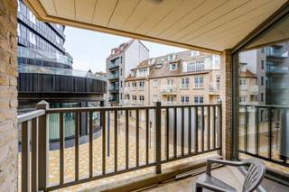 <strong>Heist-Aan-Zee: Instapklaar 2-slaapkamerappartement te koop op een uitstekende locatie met zijdelings zeezicht in Heist.</strong><br /><br />Vlakbij het gezellige Heldenplein en op wandelafstand van de zee, bevindt zich dit instapklare appartement met twee slaapkamers. Dankzij het zijdelings zeezicht geniet u hier dagelijks van een aangename vakantiesfeer. Ideaal voor zowel vaste bewoning als een tweede verblijf aan zee.<br /><br /><strong>Indeling: </strong><br />Inkomhal met gastentoilet, lichtrijke leefruimte met toegang tot het terras vooraan die zijdelings zeezicht biedt, geïnstalleerde open keuken, badkamer met ligbad en dubbele wastafel, berging/wasplaats, twee volwaardige slaapkamers, terras achteraan.<br /><br /><strong>Troeven: </strong>
<ul><li>Volledig instapklaar.</li><li>Zijdelings zeezicht.</li><li>Topligging nabij Heldenplein, strand, restaurants, winkels...</li><li>Private kelderberging en makkelijk toegankelijke fietsenberging.</li></ul>
Meer informatie? Contacteer Ayita op 0496 13 43 12. of via mail ayita@eraservimo.be