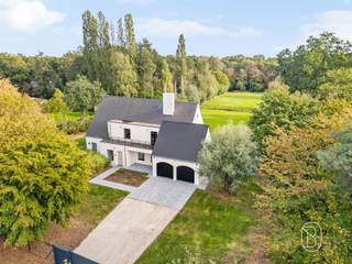 Op zoek naar een uitzonderlijk ruime villa te koop in Aalter? Ontdek deze eigentijdse woning met maar liefst 482 m² woonoppervlakte, vijf slaapkamers, een ruime garage en een prachtig zuidgerichte tuin. Gelegen in een rustige en groene omgeving, op een toplocatie, combineert deze villa ruimte, comfort en een hoogwaardige afwerking.Bij het binnenkomen wordt u verwelkomd in de imposante inkomhal, die meteen het ruimtelijke karakter van de woning benadrukt. Van hieruit bereikt u de lichtrijke eet- en leefruimte, waar de grote raampartijen zorgen voor een overvloed aan natuurlijk licht en een mooi uitzicht op de tuin. De combinatie van hedendaagse architectuur, duurzame materialen en een doordachte indeling zorgt voor een stijlvolle én comfortabele woonbeleving.Het gelijkvloers biedt daarnaast heel wat praktische bergruimte en een riante garage met voldoende plaats voor wagens en extra opslag.Op de eerste verdieping bevinden zich maar liefst vijf slaapkamers. De ruime master bedroom beschikt over een eigen dressing en ensuite badkamer. Twee andere slaapkamers zijn eveneens voorzien van een eigen inloopdouche, wat deze woning bijzonder geschikt maakt voor een groot gezin of voor wie graag gasten in alle comfort ontvangt.De zuidgerichte tuin vormt een heerlijke plek om in alle rust van het buitenleven te genieten en sluit perfect aan bij het luxueuze karakter van deze uitzonderlijke villa.Een unieke eigendom voor wie op zoek is naar ruimte, luxe, privacy en wooncomfort in Aalter.Neem contact met ons op voor meer informatie of een bezoek ter plaatse en ontdek zelf alles wat deze prachtige villa te bieden heeft.Te koop via Immo Beguin, jouw vastgoedexpert sinds 2009, met kantoren in Ronse, Waregem, Kortrijk, Deinze, Doornik, Lessines, Moeskroen en Nieuwpoort.
