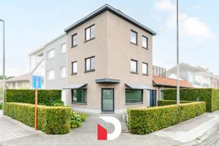 Maak kennis met deze veelzijdige en volledig instapklare woning gelegen op wandel -en fietsafstand van het centrum van Brugge. Deze halfopen hoekwoning is volledig instapklaar te noemen en biedt veel mogelijkheden door de aanwezigheid van een praktijkruimte/bureelruimte op de benedenverdieping met aparte ingang.<br /><br />De woning beschikt over een ruime inkomhal met apart gastentoilet, gezellige leefruimte (zithoek en eetplaats), naastgelegen keuken met ontbijthoek, annex garage met wasplaats en tevens ook nog de bureel of praktijkruimte die ook perfect kan dienen als 2e zithoek of slaapkamer. <br /><br />Op de eerste verdieping vinden we de masterbedroom en hoofdbadkamer terug met ligbad/lavabo en toilet.<br />Op de tweede verdieping vinden we dan nog de tweede en derde volwaardige slaapkamer terug en een tweede vernieuwde badkamer met inloopdouche. <br /><br />Deze woonst werd door de huidige eigenaars doorheen de jaren gemoderniseerd op energetisch vlak (nieuwe ramen en dak in 2018, nieuwe verwarmingsketel en zonnepanelen in 2022) waardoor we over een instapklare woning spreken. <br /><br />Rondom de woning is er een gezellig tuintje aanwezig die afgescheiden is met een volgroeide haag en tevens hebben we op de eerste verdieping een riant zonneterras van 30m². <br />Tevens is er een private oprit met achterliggende garagebox verbonden met de woning) aanwezig voor het plaatsen van wagens. <br /><br />Contacteer ons snel voor een bezoek aan dit veelzijdig eigendom via 050 45 03 45 of info@delbecque.immo