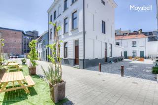 Charmante woning te huur in het hart van Gent. De woning werd volledig heropgebouwd in 2015 en beschikt over een open keuken, en twee verdiepingen die kunnen worden ingericht als slaapruimte.<br /><br />Op de bovenste verdieping bevinden zich een douche en lavabo. Daarnaast is er een gemeenschappelijke koer aanwezig.<br /><br />Ideaal voor starters, alleenstaanden of studenten. Studenten dienen er rekening mee te houden dat een tweede verblijfstaks van toepassing is.<br /><br />Bezoekmoment: maandag 8 juni om 14.00 uur.