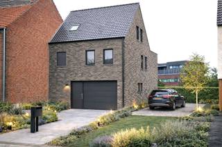 <p>Deze <strong>energiezuinige nieuwbouwwoning</strong> is gelegen op een <strong>centrale locatie langs de Sint-Lenaartsebaan</strong>, een vlot bereikbare verbindingsweg op korte afstand van het centrum van <strong>Oostmalle</strong>. Scholen, winkels en alle dagelijkse voorzieningen bevinden zich in de directe omgeving.</p>
<p>Bij het betreden van de woning komt u binnen in een <strong>inkomhal</strong> met <strong>gastentoilet</strong>, toegang tot de <strong>garage</strong> en een <strong>houten trap</strong> naar de bovenverdiepingen. Vanuit de hal bereikt u de <strong>open leefruimte</strong>, waar <strong>zithoek, eethoek en leefkeuken</strong> harmonieus in elkaar overlopen. Dankzij de <strong>grote raampartijen</strong> geniet u van veel natuurlijk licht en een mooi zicht op de tuin. Aansluitend bevindt zich een <strong>praktische berging</strong>.</p>
<p>Op de <strong>eerste verdieping</strong> leidt de nachthal naar <strong>drie ruime slaapkamers</strong> en een <strong>badkamer</strong> die nog volledig naar eigen smaak kan worden afgewerkt. De <strong>tweede verdieping</strong> biedt bijkomende ruimte en flexibiliteit. Hier kan u een <strong>extra ruime slaapkamer</strong> of <strong>twee bijkomende slaapkamers</strong> voorzien. <strong>Chape en verwarming</strong> zijn hier reeds inbegrepen.</p>
<p>De tuin wordt <strong>niet aangelegd</strong> en kan volledig naar eigen voorkeur worden ingericht. Er is een <strong>vergunning voor een tuinberging</strong> (betonplaat voorzien) en een <strong>terras</strong> (chape voorzien). Tussen de tuin en de rechterbuur wordt een <strong>houten schutting</strong> geplaatst. Achteraan het perceel komt een <strong>zwarte draadafsluiting met tuinpoortje</strong>.<br />De <strong>oprit</strong>, het <strong>pad naar de voordeur</strong> en <strong>twee parkeerplaatsen</strong> worden aangelegd met klinkers.</p>
<p><strong>Traditionele bouw<br /></strong><strong>Vloerverwarming</strong> op gelijkvloers en verdieping<br /><strong>Geothermische bodem-water warmtepomp<br /></strong><strong>Ventilatiesysteem D</strong> <br /><strong>Regenwaterrecuperatie<br /></strong><strong>PVC buitenschrijnwerk<br /></strong><strong>Zonnepanelen<br /></strong>Zeer energiezuinig: <strong>maximaal E-peil E30</strong></p>