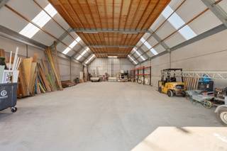 <p>Deze nieuwbouwloods is gelegen in Kortemark. De ruime loods is zeer vlot te bereiken.<br /><span><br />Afmetingen gelijkvloers:<br />350 m2<br />27,80m (breedte) x 13,00m (lengte).<br />4,5m (poorthoogte) <br /><br />Er is ook een tweede verdiep die te bereiken is met een goederenlift.</span></p>
<span>PLUSPUNTEN:</span><br /><span>- 10.000 L REGENWATER</span><span><br />- AANGELEGDE OPRIT/KOER<br />- RUIME LOODS</span>