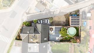 <p><strong>Ben je op zoek naar een ruime en veelzijdige woning met 3 slaapkamers, meerdere autostaanplaatsen én de mogelijkheid om wonen en werken te combineren? Zo gevonden!</strong></p>

<p>Deze charmante eengezinswoning biedt een bewoonbare oppervlakte van maar liefst 408 m² op een perceel van 656 m² en is gunstig gelegen nabij invalswegen en openbaar vervoer. Dankzij EPC-label C, dubbele beglazing en zonnepanelen geniet je bovendien van een energiezuinige woning.</p>

<p>Je betreedt de woning via de inkomhal, die toegang geeft tot een royale leefruimte van 53 m². Aansluitend bevindt zich de volledig uitgeruste keuken met onder andere gasfornuis, oven, microgolf, koelkast, dubbele spoelbak en vaatwasser. Verder is er op het gelijkvloers een apart toilet. Op de eerste verdieping geeft de nachthal uit op drie volwaardige slaapkamers van 31 m², 19 m² en 17 m², waarvan één beschikt over een dressing. De ruime badkamer is uitgerust met douche, ligbad/jacuzzi, toilet en een dubbele wastafel.</p>

<p>Een grote meerwaarde is de volledig ingerichte handelsruimte, momenteel uitgebaat als frituur. Ideaal voor zelfstandigen of eenvoudig om te vormen naar een andere invulling. Ook de multifunctionele kelderruimtes bieden tal van mogelijkheden als hobbyruimte, wasplaats of berging.</p>

<p>Buiten geniet je van een ruime tuin met zwembad, tuinhuis en twee terrassen. Verder beschikt de woning over twee garages en een ruime oprit met parkeergelegenheid voor meerdere wagens.</p>

<p><strong>De vermelde prijs van € 425.000 betreft een vanafprijs. Elk bod vanaf dit bedrag wordt aan de eigenaar voorgelegd, die zich het recht voorbehoudt een bod al dan niet te aanvaarden.</strong></p>