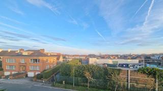 RUSTIG GELEGEN HOEKSTUDIO OP 250 METER VAN DE LEOPOLD I ESPLANADE EN HET STRAND VAN DE PANNE<br />Bestaande uit inkom met ingebouwde opbergkast, lichtrijke living met vernieuwde PVC ramen, ingerichte keuken met terras en badkamer met douche, lavabo en WC. Het EPC - attest betreft een simulatie. Er wordt reservekapitaal opgevraagd om het dak volledig te vernieuwen en te isoleren. U vindt meer informatie op onze eigen website, www.immocattaert.be, onder de rubrieken "kenmerken en documenten". Bezichtigingen zijn enkel mogelijk op afspraak.