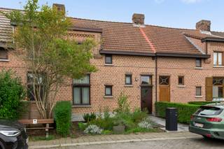 <p>Vanop straat ziet deze woning in Boom er bescheiden uit. <br />Een charmante gevel. Een voortuintje. Een huis dat netjes in de rij past.<br />Maar zoals dat wel vaker gaat met huizen: de leukste verrassingen zie je niet vanaf de stoep.<br />Dus kom gerust even binnen.</p>
<p>Op het gelijkvloers opent de woning zich helemaal naar achteren toe. De leefruimte biedt meer dan genoeg plaats voor een gezellige zithoek en een grote eettafel. De keuken sluit er open op aan.<br />Geen verzameling kleine kamertjes dus, maar één grote leefruimte waar koken, eten en ontspannen gewoon door elkaar mogen lopen.</p>
<p>Op het gelijkvloers vinden we ook de badkamer. En die doet niet aan kiezen.<br />Een ligbad en een douche, een lavabo en een toilet. Snel onder de douche tijdens de ochtendspits of uitgebreid in bad wanneer de dag erop zit: beide kampen worden hier netjes bediend.</p>
<p>Achter de grote ramen wacht nog de tuin.<br />Met ongeveer 40 m² is hij precies groot genoeg om er echt van te genieten, zonder dat tuinieren plots een tweede job wordt. Bovendien is hij zuidoost georiënteerd, waardoor je hier heerlijk van de zon kan profiteren.<br />Het terras werd overdekt. De barbecue hoeft dus niet meteen naar binnen zodra er drie druppels vallen en ook op frissere dagen zit je hier heerlijk beschut.<br />Helemaal achteraan staat nog een aparte berging/hobbyruimte.</p>
<p>Op de eerste verdieping bevinden zich drie slaapkamers.<br />Slaapkamers voor een gezin, een thuiskantoor of misschien eindelijk een kamer die volledig mag worden opgeëist door een dressing.</p>
<p>De woning telt in totaal 121 m² bew. opp. en kan hier en daar wat liefde en een frisse toets gebruiken.<br />En eigenlijk vinden we dat helemaal niet zo erg. Want de indeling zit goed. De ruimtes zijn er. En wie zin heeft om de handen uit de mouwen te steken, krijgt hier vooral de kans om van een bestaande woning opnieuw zijn eigen thuis te maken.<br />Wat je ervoor terugkrijgt?<br />Een fijne woning met drie slaapkamers, een open leefruimte, een zonnig georiënteerde tuin, een overdekt terras en verrassend veel mogelijkheden.</p>
<p>Troeven<br />- Zuidoostgerichte tuin<br />- Overdekt terras<br />- Aparte berging/hobbyruimte in de tuin<br />- 3 slaapkamers<br />- Veel potentieel om naar eigen smaak verder af te werken</p>