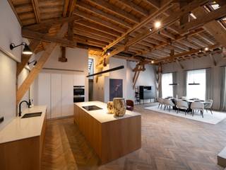 Energiezuinige loft van maar liefst 338 m² bewoonbare oppervlakte met 3 slaapkamers en evenveel badkamers maakt deel uit van een kleinschalig gebouw in neo-renaissancestijl op de hoek van de Mutsaardstraat/ Lange Noordstraat en straalt klasse en monumentaliteit uit. De loft werd in 2022 volledig vernieuwd en strekt zich uit over de tweede en derde verdieping van het gebouw Nottebohm.<br /><br />Totaal vernieuwing van de nutsvoorzieningen, gloednieuwe badkamers, installatie van airco's in elke kamer, nieuw aangelegde visgraat parket, hyper Amerikaans geïnstalleerde keuken, nieuwe akoestische trippel beglazing in de ramen. De grootste troeven zijn het zeer ruime dak terras met 360 graden view over de stad Antwerpen, met uitkijk op zowel het MAS, de Kathedraal als de Boerentoren. Hier kan u genieten van de zon op elk uur van de dag, met de nodige privacy. De loft is voorzien van een privé lift en er is de mogelijkheid tot het huren van een garagebox tegenover het gebouw. Het eigendom wordt volledig bemeubeld verkocht, voorzien van alle meubels, accessoires, linnen, gordijnen, verlichting enzovoort. <br /><br />Bijzonderheden: <br />- Uitzonderlijk hoge afwerkingsgraad<br />- Privé lift <br />- Dak terras met 360 graden view over de stad Antwerpen<br />- Mogelijkheid tot het huren van een garagebox aan de overkant van het gebouw <br />- Volledig bemeubeld<br />- Volledig gerenoveerd in 2022<br />- Maakt deel uit van een kleinschalig gebouw in neo-renaissancestijl <br />- EPC: 160 kWh/m² - B