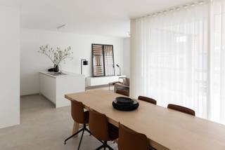 Lichtrijk recent tweeslaapkamer appartement met alle comfort dat volledig werd geschilderd en waar verlichting werd voorzien, gordijnen en...