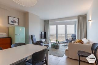 Dit aangename appartement bevindt zich op de vierde verdieping van de residentie Marjolaine, op de <strong>Zeedijk van Nieuwpoort-Bad.</strong><br />Dankzij de uitstekende ligging geniet u hier volop van het <strong>unieke kustgevoel,</strong> met het <strong>strand, de zee en tal van winkels en horecazaken</strong> op wandelafstand.<br /><br /><strong>De indeling is als volgt:</strong>
<ul>
	<li>Inkomhal;</li>
	<li>Lichtrijke leefruimte met frontaal zeezicht;</li>
	<li>Ingerichte keuken;</li>
	<li>Twee volwaardige slaapkamers;</li>
	<li>Badkamer met lavabo en douche;</li>
	<li>Apart toilet;</li>
	<li>Privatieve kelderberging;</li>
</ul>
<strong>Extra troeven:</strong>

<ul>
	<li>De elektrische keuring is conform de geldende wetgeving.</li>
	<li>Prachtig, frontaal zeezicht;</li>
	<li>volledig instapklaar;</li>
</ul>
<br />Benieuwd? Aarzel niet om ons te contacteren voor een plaatsbezoek.