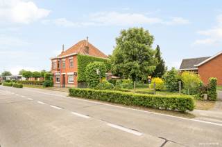 Deze ruime woonst bestaande uit: inkomhal, woonkamer - salon met keuken (ontbijthoek) en berging, kelder. Badkamer met toilet, veranda...