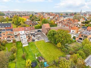 Ontdek deze ruime woning type HOB, ideaal gelegen in een rustige straat in het centrum van Mouscron, vlak bij het park, winkels, scholen en het openbaar vervoer.Deze woning staat op een perceel van 875 m², heeft een bewoonbare oppervlakte van 154 m² en biedt ruime kamers en bijzonder interessante inrichtingsmogelijkheden.Begane grond: een inkomhal die uitkomt op een ruime, lichte woonkamer, een open, volledig ingerichte eikenhouten keuken, een grote aanbouw aan de achterzijde die extra leefruimte biedt, een badkamer met douche en een apart toilet.Eerste verdieping: een overloop die toegang geeft tot drie mooie slaapkamers.Tweede verdieping: zolder die is ingericht als een ruime vierde slaapkamer met ingebouwde opbergruimte op zolder, evenals extra opslagruimte.Kelder: Volledig uitgegraven kelder met een wasruimte, een berging, een wijnkelder en een tweede, onlangs gerenoveerde badkamer met ligbad, douche, wastafel en toilet. Directe toegang tot de twee betegelde garages.Buiten: aan de voorzijde een poort die toegang geeft tot een ruime privéparkeerplaats van ongeveer 200 m². Aan de achterzijde een aangenaam betegeld terras met uitzicht op een omheinde tuin met een uitstekende ligging op het zuidoosten, met een houten chalet.Voorzieningen en pluspunten:• Centrale verwarming op stookolie, met aansluitingen voorzien voor een gasketel.• Gashaard in de woonkamer.• Houten en PVC-kozijnen met dubbele beglazing en luiken.• Houten Velux-ramen met dubbele beglazing.• Inbouwspots.• Zeer goed onderhouden woning.Het aangrenzende terrein, dat momenteel als privéparkeerplaats wordt gebruikt, biedt de mogelijkheid om de bouw van een opbrengstpand te overwegen, mits de nodige stedenbouwkundige vergunningen worden verkregen.Een zeldzame kans die een ruime woning, comfort, buitenruimte en ontwikkelingspotentieel combineert, op een gewilde locatie in Moeskroen.Ontdek deze woning nu meteen!