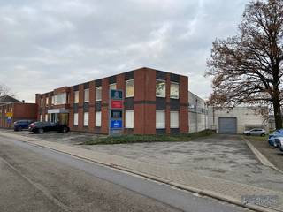 In een groter geheel zijn er 2 lichtrijke kantoorruimtes te huur. Het gaat om een ruimte van 35m² en een naastgelegen ruimte van 29m². Beide...