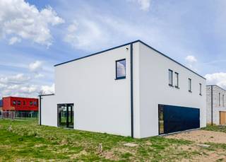 <p>Welkom in dit exclusieve nieuwbouwproject in de Aardbezienstraat en Braambessenstraat in Meerhout! Deze unieke ontwikkeling omvat 10 moderne, energiezuinige nieuwbouwwoningen en 1 bouwgrond, ideaal voor wie op zoek is naar een stijlvolle en duurzame thuis.</p>
<p>Met een strakke, eigentijdse architectuur en hoogwaardige afwerking combineren deze woningen comfort en energie-efficiëntie (E-peil max. 20). De ruime halfopen nieuwbouwwoningen, met een bewoonbare oppervlakte tussen 154 m² en 189 m² en percelen van 420 m² tot 625 m², bieden u volop ruimte om te genieten. Grote raampartijen zorgen voor een overvloed aan natuurlijk licht en de open leefruimtes creëren een aangename, luchtige sfeer.</p>
<p>U heeft de keuze tussen vier volledig afgewerkte nieuwbouwwoningen of zes CASCO-woningen die u volledig naar eigen wens kunt inrichten. Elke woning beschikt over drie ruime slaapkamers en een grote tuin, ideaal voor gezinnen en levensgenieters. Bovendien zijn de woningen beschikbaar bij het verlijden van de akte.</p>
<h3><strong>Rustig wonen in Meerhout</strong></h3>
<p>De Aardbezienstraat en Braambessenstraat in Meerhout vormen een uitstekende locatie voor wie wil genieten van rust en privacy, terwijl het centrum van Meerhout op slechts drie minuten afstand ligt. Dit biedt u het beste van beide werelden: een groene, rustige omgeving met alle noodzakelijke voorzieningen binnen handbereik. Scholen, winkels en ontspanningsmogelijkheden bevinden zich in de nabije omgeving, wat bijdraagt aan optimaal wooncomfort.</p>
<h3><strong>Ruimte &amp; Comfort</strong></h3>
<p>De woningen zijn ontworpen met oog voor ruimte en functionaliteit. Ze beschikken over drie ruime slaapkamers en een moderne badkamer met zowel een bad als een inloopdouche. De leefruimte bestaat uit een open keuken met eet- en zithoek, waarbij de grote ramen zorgen voor een naadloze connectie met de tuin. Elke woning heeft een ruime berging en is voorzien van een carport of garage, waardoor parkeren en opbergen eenvoudig worden.</p>
<h3><strong>Duurzaamheid en energiezuinigheid</strong></h3>
<p>Deze nieuwbouwwoningen zijn ontworpen met een sterke focus op duurzaamheid en energiezuinigheid. Ze worden uitgerust met een lucht-waterwarmtepomp, zonnepanelen en vloerverwarming, wat resulteert in een lage energiekost en een aangenaam binnenklimaat gedurende het hele jaar. Het gebruik van innovatieve technologieën draagt bij aan een ecologische en toekomstbestendige woonomgeving.</p>
<p>Wilt u een energiezuinige, moderne nieuwbouwwoning in een rustige, groene omgeving? Ontdek deze exclusieve nieuwbouwwoningen in Meerhout en realiseer uw woondroom! Neem vandaag nog contact met ons op voor meer informatie of een bezichtiging.</p>