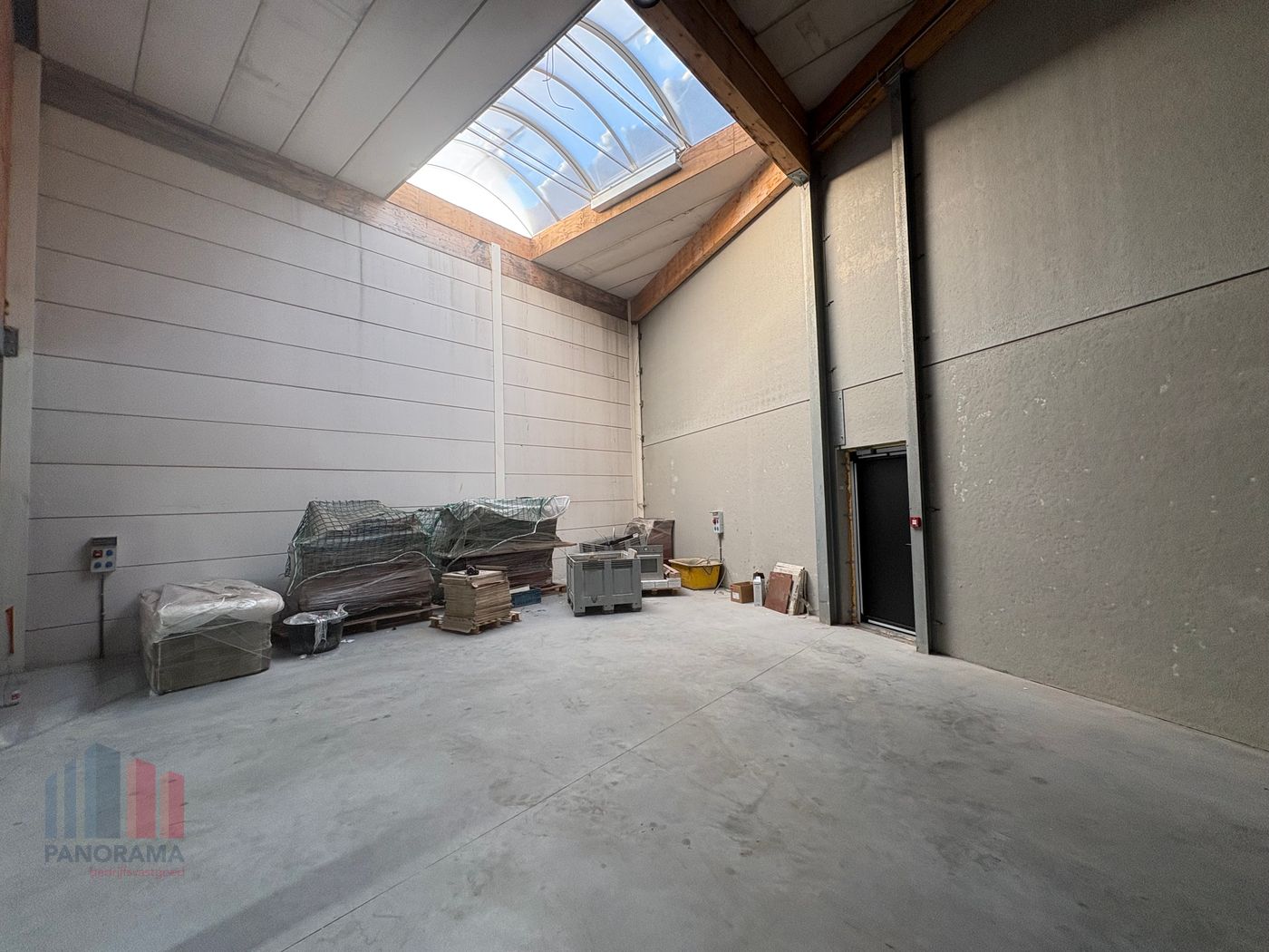 Unieke combinatie van kantoorruimte en magazijn vlakbij R4 - photo 4