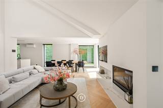 Découvrez cette villa exclusive située dans le prestigieux Domaine de Bouchout à Wemmel, entièrement rénovée en 2023 et implantée dans un environnement résidentiel calme. Le bien combine confort contemporain, matériaux de haute qualité et une organisation réfléchie des espaces. À l’extérieur, vous profitez d’un jardin soigneusement aménagé avec une terrasse ensoleillée, plusieurs emplacements de parking et deux bornes de recharge pour véhicules électriques. Un atout majeur est l’espace wellness privé avec jacuzzi et sauna, offrant une vue dégagée sur le jardin.<br /><br />La villa dispose d’une généreuse surface habitable et se compose comme suit:<br /><br />0: Hall d’entrée spacieux avec vestiaire et toilette invités. Séjour lumineux avec cheminée, mezzanine et grandes baies vitrées offrant une connexion directe avec le jardin. Salle à manger attenante et cuisine ouverte entièrement équipée avec coin petit-déjeuner. Un bureau ou chambre supplémentaire est également présent. Une pièce séparée avec entrée privative, actuellement aménagée en salon de beauté, idéale pour profession libérale ou cabinet. Enfin, l’espace wellness avec jacuzzi, sauna et salle de bain supplémentaire.<br /><br />+1: Trois grandes chambres, chacune pensée pour le confort et l’intimité. La suite parentale dispose de sa propre salle de bain. Les deux autres chambres disposent chacune d’une salle de bain privative avec douche à l’italienne et lavabo. Une chambre donne accès à une terrasse privative avec vue sur le jardin.