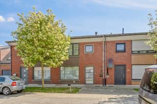 In een rustige, kindvriendelijke straat nabij het centrum van Izegem bieden we u deze gunstig gelegen, solide woning aan. De woonst beschikt...
