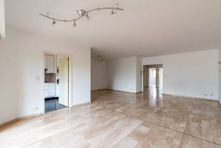 Dit ruime en lichtrijke appartement is gelegen op de tweede verdieping van een verzorgd gebouw en beschikt over een aangename en praktische indeling. De ruime leefruimte sluit mooi aan op de keuken, die uitgerust is met alle nodige toestellen. Zowel vanuit de leefruimte als vanuit de keuken heeft u toegang tot een eerste ruim terras.<br /><br />Verder beschikt het appartement over twee ruime slaapkamers, waarvan de grootste slaapkamer toegang biedt tot een tweede balkon/terras. De badkamer is volledig ingericht en voorzien van een ligbad, een inloopdouche, een lavabo met ruim lavabomeubel en een toilet. Daarnaast is er ook nog een apart toilet aanwezig.<br /><br />Een autostaanplaats en een privatieve kelderberging zijn inbegrepen in de huurprijs, wat zorgt voor extra comfort en voldoende opbergruimte.<br /><br />De gemeenschappelijke kosten bedragen €100 per maand en omvatten onder andere het privatief water, het poetsen van de gemeenschappelijke delen en de elektriciteit van de gemene delen.<br /><br />Het appartement is onmiddellijk beschikbaar.<br />EPC: 228 kWh/m²