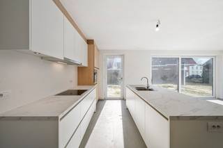 Ben je op zoek naar een frisse, eigentijdse woning waar je direct kunt intrekken? Deze moderne nieuwbouwwoning in de Keibergstraat 9 te Torhout...