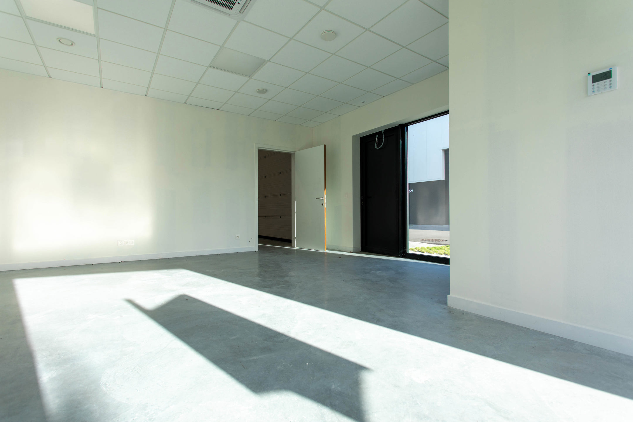 Commercial for rent in Essen - photo 4