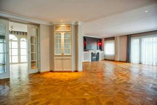 Exclusief en luxueus appartement met 3 slaapkamers en zeer ruime garage in het hartje van Izegem. <br /><br />Het appartement heeft volgende indeling:<br />Gelijkvloers: <br />- Prachtige inkomhal (17 m²) <br />- Ruime garage (70 m²) met automatische poort en ingemaakte kasten <br />- Bergruimte (4,5 m²)<br />- Aparte en afgesloten oprit met private toegang. <br />Verdiep +1: <br />- zithoek (34 m²) <br />- Lichtrijke woonkamer met sierhaard en eetruimte (58 m²) <br />- Leefkeuken (29 m²) voorzien van inductiekookplaat, dampkap, spoelbak, vaatwas, oven, koelkast met diepvriesvak en ingemaakte kasten <br />- Zonnig terras (58,5 m²) <br />- Bureau/slaapkamer (15 m²) met ingemaakte kasten<br />- Aansluitende badkamer (14,5 m²) voorzien van ligbad, regendouche en badkamermeubel met dubbele lavabo<br /><br />Verdiep +2: <br />- Nachthal (21 m²)<br />- 2 slaapkamers (19 + 35,5 m²) waarvan 1 met aanpalende badkamer (7,5 m²) voorzien van douche, dubbele lavabo, ingemaakte kasten en toilet <br />- Magnifiek en zonnig dakterras (64,5 m²)<br /><br />Extra kenmerken:<br />- Voorzien van airco, vloerverwarming, ingebouwde spotjes, elektrische rolluiken, alsook een lift die toegang biedt tot alle verdiepingen van het appartement<br />- Kwalitatief afgewerkt<br />- Gelegen op een toplocatie <br />- Zalig genieten van 2 ruime zuidgerichte terrassen <br /><br /><br /><br />Bestuursmaatregelen in het maatregelenregister: nee