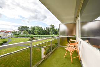 Welkom in residentie Orchidee - park Atlantis, gelegen in het charmante en rustige Vosseslag in De Haan. Dit instapklare éénslaapkamerappartement op de 1ste verdieping vormt de perfecte uitvalsbasis aan de Belgische kust, ideaal als tweede verblijf of investering. <br /><br />Het appartement beschikt over een lichtrijke leefruimte met open keuken, waar je dankzij de grote raampartijen en deur naar het terras geniet van veel natuurlijk licht. De keuken is praktisch ingericht en voorzien van de nodige toestellen, waaronder een koelkast, kookplaat, oven en dampkap. Aansluitend vind je het gezellige terras met kunstgras en balustrade, een fijne plek om buiten te genieten.<br /><br />De slaapkamer is ruim genoeg voor een dubbel bed en beschikt over ingebouwde kasten, wat het opbergen makkelijk maakt. De badkamer is compact maar functioneel, met instapdouche, lavabo, toilet en een kantelraam voor natuurlijke verluchting. Overal werd gekozen voor onderhoudsvriendelijke tegelvloeren en directe elektrische verwarming, wat het appartement eenvoudig in gebruik maakt. Daarnaast beschikt het appartement over een een afzonderlijke berging.<br /><br />Het domein rondom residentie Orchidee is mooi en verzorgd aangelegd met veel groen, 2 tennisvelden, voetbalveld, volleybalterrein, petanquevelden en een speelpleintje. Een heerlijke omgeving waar gezinnen volop kunnen genieten. Verder is er op het domein een gratis parking voorzien.<br /><br />Kortom, dit appartement biedt een mooie mix van comfort, ligging en eenvoud, vlak bij zee en natuur. Interesse? Laat je verrassen door de charme van residentie Orchidee en maak snel een afspraak voor een bezoek.<br /><br />EPC: 351 kWh/m² jaar - geen domicilie mogelijk