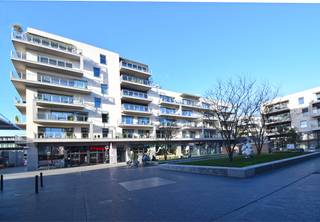 DE MUNT 33/51 - ROESELARE<br />Residentie De Munt<br /><br />Dit appartement is zeer centraal gelegen op de 5de verdieping en beschikt over een mooi open zicht over de stad. Dankzij de twee ruime terrassen geniet u van zowel een aangename buitenruimte als veel lichtinval.<br /><br />De indeling omvat een inkomhal, ruime woonkamer, volledig ingerichte open keuken met berging, afzonderlijk gastentoilet, twee slaapkamers en twee badkamers. De ene badkamer is uitgerust met een douche en lavabo, de andere met een ligbad, dubbel lavabomeubel en toilet.<br /><br />Een ruime privatieve garage (nr 71) is inbegrepen in de huurprijs.<br /><br />Syndic: € 60,00/maand. <br /><br />Beschikbaar vanaf: 1/09/2026