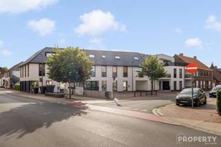 <p><span>Nieuwbouwappartement op de eerste verdieping in een kleinschalig nieuwbouwproject bestaande uit 5 hoogwaardig afgewerkte appartementen.</span></p><p><span><br />- verzorgde inkomhal </span></p><p><span>- ruime open woonkamer met een volledig geïnstalleerde keuken</span></p><p><span>- 2 ruime slaapkamer</span></p><p><span>- geïnstalleerde badkamer met instapdouche</span></p><p><span>- gastentoilet</span></p><p><span>- zonneterras</span></p><p><span><br />Een garage, staanplaats of individuele berging kan optioneel worden aangekocht.<br /><br /></span></p><p><span>Gemeenschappelijke fietsenberging voorzien.<br /><br />Voor meer info of een bezoek, bel 0476 46 12 87</span></p><p><span> </span></p>