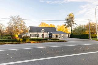 <p><strong>Perfect onderhouden villa met atelier op 1.402<span>m²</span>, tegenover Kasteel de Renesse.</strong></p>
<p>Deze stijlvolle, uitstekend onderhouden villa ligt op een uitzonderlijke locatie recht tegenover Kasteel de Renesse. Dankzij het atelier vooraan is dit de ideale woning om wonen en werken te combineren—perfect voor kantoor, vrij beroep of hobbyruimte.</p>
<p>De woning biedt volledig gelijkvloers wonen met een ruime slaapkamer en badkamer op het gelijkvloers. De eiken keuken met Miele-toestellen sluit mooi aan op de gezellige woonkamer met haard. Boven vind je een prachtige overloop die kan dienen als bureau of extra kamer, en ruimte voor nog twee bijkomende slaapkamers—samen goed voor vier slaapkamers in totaal.</p>
<p>Buiten is het genieten in de volwassen, breed aangelegde tuin met mooie bomen, kasseien en een aparte garage. Het perceel is bijzonder breed en biedt uitbreidingsmogelijkheden. Dak en dubbele beglazing zijn recent vernieuwd, waardoor de woning zonder grote renovaties, buiten enkele opfriswerken, opnieuw alle comfort biedt.</p>
<p><strong>Opmerking:</strong> De hogere EPC-score is het gevolg van een niet-geïsoleerd verwarmingselement in de niet-vergunde garage.</p>
<p>Wil je dit charmante, instapklare pand met uitzonderlijke ligging ontdekken? Neem contact op met FLOR Vastgoed.</p>