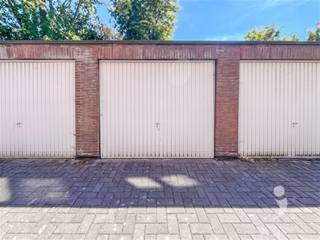 <p><span>Op zoek naar een praktische en goed bereikbare garagebox voor uw wagen? Deze garagebox, gelegen aan de Overwinningstraat 62 in Kessel-Lo, bevindt zich achterliggend aan het gebouw en is vlot bereikbaar.</span></p><p><span>De garagebox beschikt over een handmatige kantelpoort en biedt volgende afmetingen:</span></p><ul><li><span>Breedte: 2,75 m</span></li><li><span>Diepte: 5,20 m</span></li><li><span>Breedte poort: 2,40 m</span></li></ul><p><span> </span></p><p><span>De garagebox is momenteel verhuurd, wat deze eigendom ook interessant maakt als investering. De huurovereenkomst is opzegbaar met een termijn van twee maanden.</span></p><p><span> </span></p><p><span>Interesse of wenst u een bezoek? Contacteer ons op 016 15 31 15 of info@immolivit.be</span></p>