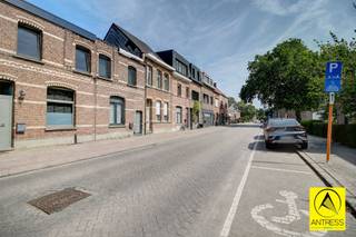 <p><span>Aan het centrum van Mortsel gelegen gezinswoning met prachtige tuin en mogelijkheid tot uitbouwen (extra verdieping met zadeldak).<br />De woning beschikt over 3 slaapkamers, badkamer en bureau, werd gerenoveerd maar dient hier en daar nog verder afgewerkt te worden.</span></p><p><span>Elektrische keuring conform AREI, asbestveilig, gunstig EPC B, zeer laag kadastraal inkomen (741€), de woning werd in 2024 nog voorzien van vernieuwde dubbele beglazing (PVC) en een vernieuwde verwarmingsinstallatie, het hoofddak werd recent vernieuwd en geïsoleerd met 12cm.</span></p><p><span> </span></p><p><span>Omschrijving:</span></p><p><span>Via de inkomhal bereiken we aan de straatkant een handige bureau, thans in gebruik als berging/ fietsenberging.</span></p><p><span>In de hal treffen we het eerste gastentoilet.</span></p><p><span>De leefkamer geniet via de kamerhoge ramen van aangename lichtinval en een leuk zicht op de prachtige tuin.</span></p><p><span>De ruime tuin geniet heel de dag zon en beschikt achteraan over een handig tuinhuis.</span></p><p><span>De open keuken is voorzien van alle comfort.</span></p><p><span>Op de eerste verdieping treffen we de eerste twee slaapkamers met zicht op de tuin.</span></p><p><span>Op de tweede verdieping treffen we de derde slaapkamer en badkamer.<br />Deze badkamer is uitgerust met instapdouche, ligbad, lavabo en wc.</span></p><p><span>Verder beschikt de woning nog over een kelder.</span></p><p><span> </span></p><p><span>Uitstekende Mobiscore: goede trein/tram/bus verbinding en gelegen nabij E19.</span></p><p><span> </span></p><p><span>Contacteer ons voor een bezoek ter plaatse!</span></p><p><span> </span></p>