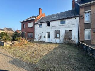 Bent u op zoek naar een lange gevelwoning om te renoveren? Dan hebben wij misschien wel wat u zoekt.<br /><br />De mooiste wandelingen starten hier want in een wip sta je aan de schelde of bevindt je je op een leuk wandelpad.<br /><br />Aan deze woning grenst een mooie ruime tuin met een prachtige boom en dit op een perceel van maar liefst 238m2.<br /><br />Deze woning is perfect geschikt als eengezinswoning, gekoppeld eventueel aan een vrij beroep.<br /><br />Kortom, tal van mogelijkheden om jouw droomwoning te creëren in een van de rustigste straten te Bornem. <br /><br />Bij deze verkoop is de renovatieverplichting van toepassing. <br /><br />Ben je geïnteresseerd in dit te renoveren pand? Laat deze aantrekkelijke kans dan niet voorbij gaan en aarzel dan niet ons te contacteren. <br /><br /><span><span><span><span><span><span><span><span><span><span><strong><u>Nuttige links</u></strong><u>:</u></span></span></span></span></span></span></span></span></span></span><br /><span><span><span><span><span><span><span><span><span><span><u>Subsidies, premies en tegemoetkomingen:</u></span></span></span></span></span></span></span></span></span></span>
<ul>
<li><span><span><span><span><span><span><span><span><span><span>Premiezoeker: Premies voor wonen en woningen in Vlaanderen | Premiezoeker</span></span></span></span></span></span></span></span></span></span></li>
<li><span><span><span><span><span><span><span><span><span><span>Subsidiemodule van het Vlaams Energie- en Klimaatagentschap: VEKA (energiesparen.be)</span></span></span></span></span></span></span></span></span></span></li>
<li><span><span><span><span><span><span><span><span><span><span>Simulator voor de Mijn VerbouwPremie: Simulator Mijn VerbouwPremie | VEKA (energiesparen.be)</span></span></span></span></span></span></span></span></span></span></li>
<li><span><span><span><span><span><span><span><span><span><span>Werken die in aanmerking komen voor de MijnVerbouwPremie: Werken die in aanmerking komen voor Mijn VerbouwPremie | Vlaanderen.be</span></span></span></span></span></span></span></span></span></span></li>
<li><span><span><span><span><span><span><span><span><span><span>Mijn VerbouwLening: Mijn VerbouwLening | Vlaanderen.be</span></span></span></span></span></span></span></span></span></span></li>
<li><span><span><span><span><span><span><span><span><span><span>Premies van Fluvius: Premies | Fluvius</span></span></span></span></span></span></span></span></span></span></li>
<li><span><span><span><span><span><span><span><span><span><span>Leningen voor energiebesparende investeringen en woningkwaliteit | Vlaanderen.beLeningen: </span></span></span></span></span></span></span></span></span></span></li>
</ul>
<ul>
<li>Actieplan Asbestafbouw (OVAM): Actieplan asbestafbouw (vlaanderen.be)</li>
<li><span>Ondernemingen erkend door de FOD WASO voor het uitvoeren van werkzaamheden volgens de couveusezakmethode en hermetische zone:</span> Erkenning: Asbest: bedrijven erkend voor afbraak- of verwijderingswerken | Federale Overheidsdienst Werkgelegenheid, Arbeid en Sociaal Overleg (belgie.be)</li>
<li>Lijst met erkende asbestverwijderaars aangesloten bij het Asbestcharter (Bouwunie in samenwerking met OVAM): Asbestcharter (vinduwaannemer.be)</li>
<li>Premies en subsidies bij asbestverwijdering (Premiezoeker via de Vlaamse Overheid): Ondersteuning en subsidies bij asbestverwijdering - OVAM | Premiezoeker</li>
<li>Asbest correct (laten) verwijderen (OVAM): Asbest correct verwijderen (vlaanderen.be)</li>
<li>Wie mag wat verwijderen? (OVAM): Wie mag wat verwijderen (vlaanderen.be)</li>
<li>Wat is verboden? (OVAM): Wat is verboden? (vlaanderen.be)</li>
</ul>
<br /><br />
