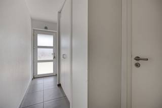 <p><span><strong>TE KOOP: Recente halfopen bebouwing in doodlopende straat in Heusden-Zolder!</strong></span><br /><span>Welkom in deze recente halfopen woning, gelegen in het rustige en kindvriendelijke Kleuterhof 15 te Heusden-Zolder. Deze doodlopende straat biedt je niet alleen alle rust en veiligheid, maar ook een centrale ligging met vlotte verbindingen naar winkels, scholen en invalswegen.</span><br /><span>Deze woning is niet alleen instapklaar, maar ook zeer energiezuinig. Met een EPC-label B, zonnepanelen en een zonneboiler geniet je van lage energiekosten én een duurzame woonst die klaar is voor de toekomst.</span><br /><span><strong>Indeling:</strong></span><br /><span>Bij het binnenkomen bereik je via de inkomhal met ingemaakte kasten de lichtrijke leefruimte, waar grote ramen zorgen voor een open en aangename sfeer. De moderne, volledig uitgeruste keuken sluit naadloos aan op de woonkamer en geeft toegang tot de gezellige overkapping en tuin.</span><br /><span>Verder vind je op het gelijkvloers een praktische tuinberging.</span><br /><span>Op de eerste verdieping bevinden zich twee ruime slaapkamers en een badkamer met inloopdouche en toilet.</span><br /><span><strong>Troeven:</strong></span><br /><span>Recente, instapklare woning!</span><br /><span>Energiezuinig: zonnepanelen en zonneboiler!</span><br /><span>Rustige ligging in doodlopende straat!</span><br /><span>Centrale en vlotte verbindingen!</span><br /><span>Gezellige tuin met overkapping!</span><br /><span><strong>EPC B met certificaatnummer 71070-G-2015_23147/EP16011/A001/D01/SD004</strong></span><br /><span><strong>G-score: A</strong></span><br /><span><strong>P-score: A </strong></span><br /><span><strong>Stedenbouwkundige info: woongebied – bouwvergunning – geen voorkooprecht </strong></span><br /><span><strong>Beschikbaar bij akte</strong></span><br /><span><strong>Bron bewoonbare oppervlakte EPC</strong></span></p>